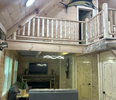 Mannsville Casa | Rustic Wooden Cabin with Hot-tub in Campbellsville, Kentucky