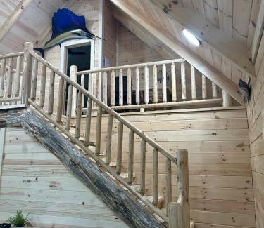 Mannsville Casa | Rustic Wooden Cabin with Hot-tub in Campbellsville, Kentucky