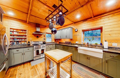 Sagle Casa | Rustic woodland home with hot tub, patios & fireplaces - near lake access