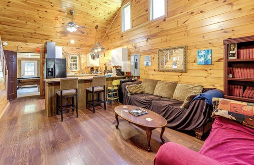 Palestine Cabina | Rustic, Woodsy Cabin in Palestine w/Pool Table!