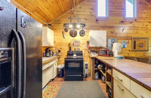 Palestine Cabina | Rustic, Woodsy Cabin in Palestine w/Pool Table!