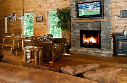 Topton Casa | Rustic Yet Modern Fishing and White Water Rafting Cabin in Scenic Nantahala Mountains of North Carolina