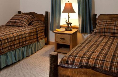 Topton Casa | Rustic Yet Modern Fishing and White Water Rafting Cabin in Scenic Nantahala Mountains of North Carolina