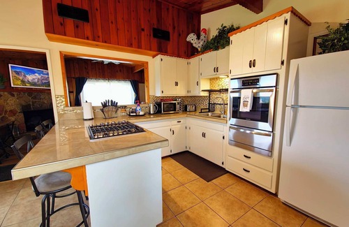 Oakhurst Cabaña | Rustic Yosemite Cottage-King Suite-Mountain Views