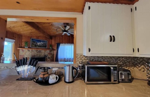 Oakhurst Cabaña | Rustic Yosemite Cottage-King Suite-Mountain Views