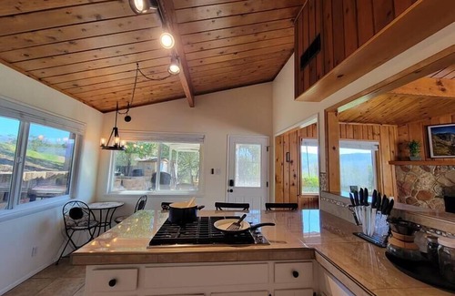 Oakhurst Cabaña | Rustic Yosemite Cottage-King Suite-Mountain Views