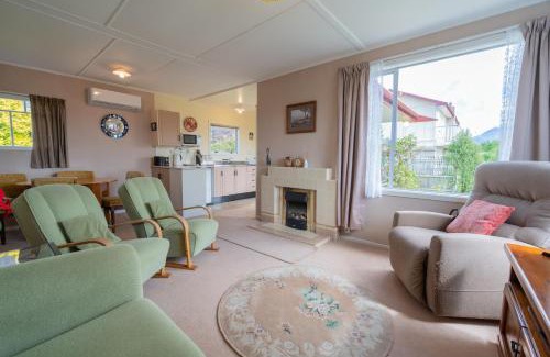 Te Anau Casa | Rustlein Cottage - Te Anau Holiday Home