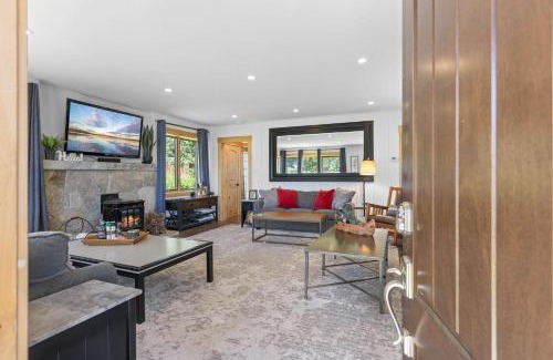 Tahoe City Casa | Rustling Grove in Tahoe City - Pet-Friendly, Walking Distance to Downtown and Lake - Private Hot Tub