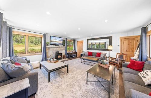 Tahoe City Casa | Rustling Grove in Tahoe City - Pet-Friendly, Walking Distance to Downtown and Lake - Private Hot Tub