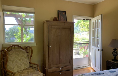 St. Helena Cama Y Desayuno | RustRidge Bed and Breakfast - Poolside Room