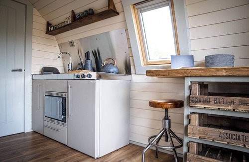 Belton-in-Rutland Cabina | Rutland Rural Retreats - Woodpecker glamping pod, Adult only, super dog friendly