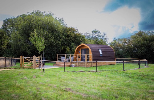 Belton-in-Rutland Cabina | Rutland Rural Retreats - Woodpecker glamping pod, Adult only, super dog friendly
