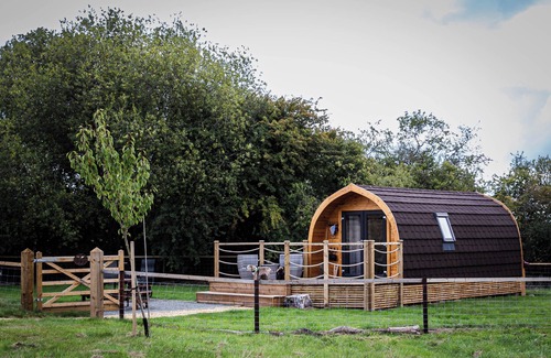 Belton-in-Rutland Cabina | Rutland Rural Retreats - Woodpecker glamping pod, Adult only, super dog friendly