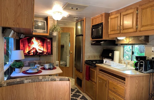 North Central Hollywood Casa | RV Efficiency w/pool access --quiet, clean, cable/wifi, utilities included--