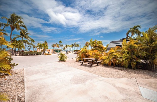 Cudjoe Key Alquiler De RV | RV Lot 303 Venture Out, Pull-through Lot near the Ocean and Pool - Bring your golf cart!