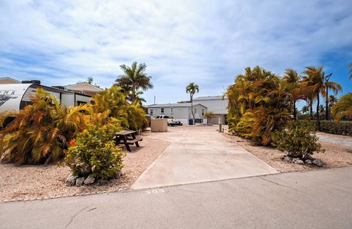 Cudjoe Key Alquiler De RV | RV Lot 303 Venture Out, Pull-through Lot near the Ocean and Pool - Bring your golf cart!
