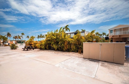 Cudjoe Key Alquiler De RV | RV Lot 303 Venture Out, Pull-through Lot near the Ocean and Pool - Bring your golf cart!