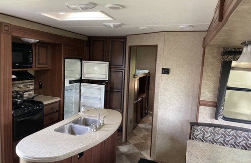 Saint Mary Of The Woods Alquiler De RV | RV on a lake in a campground. Great for parties