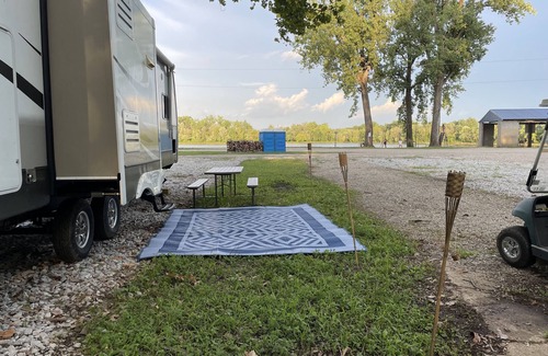 Saint Mary Of The Woods Alquiler De RV | RV on a lake in a campground. Great for parties