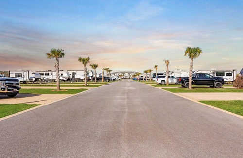 Foley Alquiler De RV | RV Pad w/Pool, Pickleball, Go Carts & Putt-Putt
