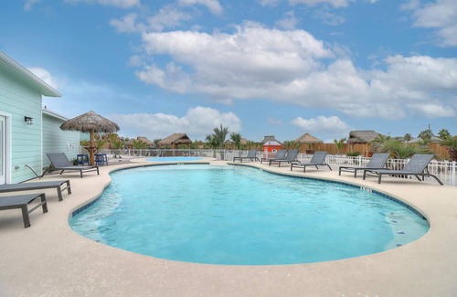 Port Aransas Alquiler De RV | RV Site Only! Community Pool, In Town, Dog Park, Fishing, Wifi, Laundry Room