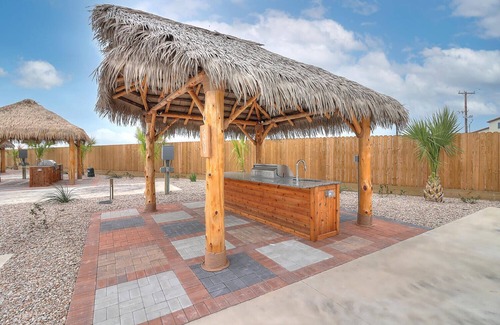 Port Aransas Alquiler De RV | RV Site Only! Community Pool, In Town, Dog Park, Fishing, Wifi, Laundry Room