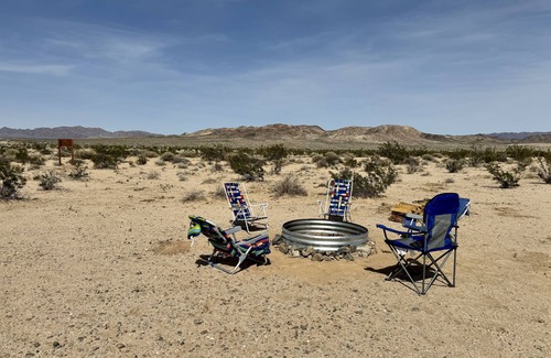 Wonder Valley Alquiler De RV | Campground with fire pit under the stars