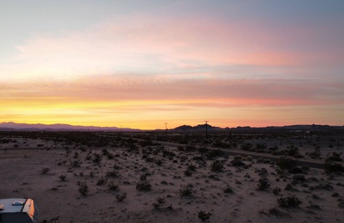 Wonder Valley Alquiler De RV | Campground with fire pit under the stars