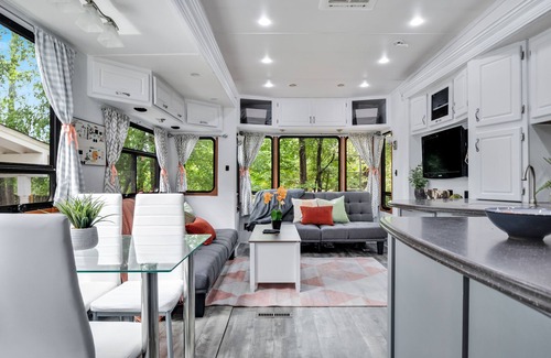 Tucker Casa | "Tow-tally peachy" Atlanta-themed tiny house!
