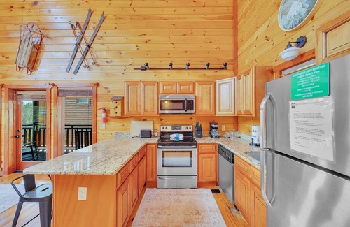 Sevierville Cabina | Ryder's View - Spacious 1 bedroom with GameRoom and Mountain Views! 1 Cabin by RedAwning