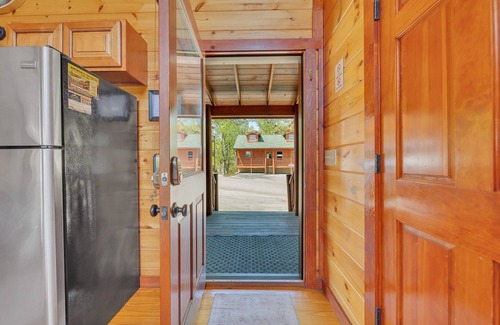Sevierville Cabina | Ryder's View - Spacious 1 bedroom with GameRoom and Mountain Views! 1 Cabin by RedAwning