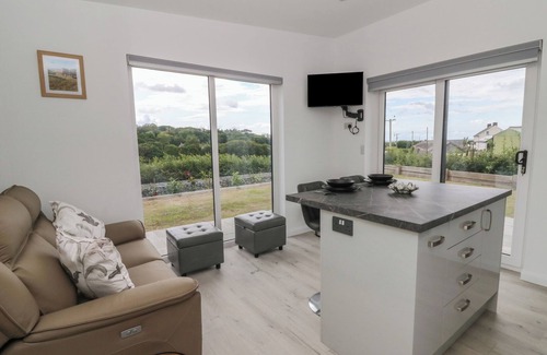 Borth Cabaña | RYDLAN, family friendly, with hot tub in Borth