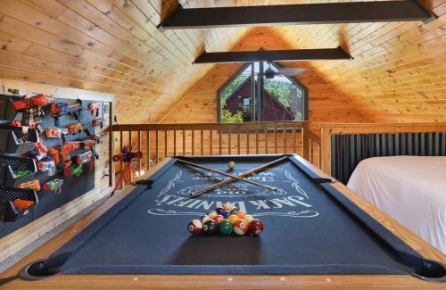 Sevierville Casa | Ryes and Shine Bootlegger's Cabin! Hot Tub* Pool* Arcade* Billiards *EV * Pet Friendly