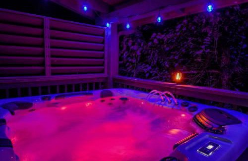 Sevierville Casa | Ryes and Shine Bootlegger's Cabin! Hot Tub* Pool* Arcade* Billiards *EV * Pet Friendly