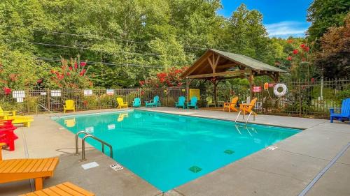 Sevierville Casa | Ryes and Shine Bootlegger's Cabin! Hot Tub* Pool* Arcade* Billiards *EV * Pet Friendly