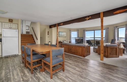 Deep Hole Casa | Ryokan - Water views, Shared Boat Launch!