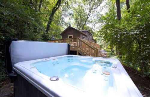Lookout Valley Neighborhood Association Casa | Ryon Tiny Home Cabin City-side Rustic Retreat