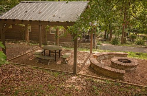 Lookout Valley Neighborhood Association Casa | Ryon Tiny Home Cabin City-side Rustic Retreat