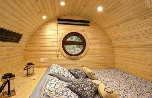 Mornand-en-Forez Casa | Séjour Authentique dans un Tonneau Viticole avec Piscine Chauffée et Mini-Ferme - FR-1-496-325