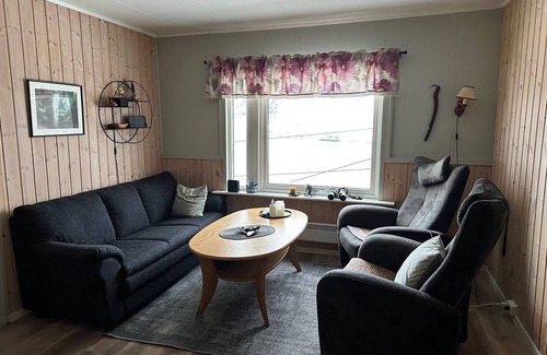 Hammerfest Cabina | Sørøya: Skipper view Akkarfjord, 210m from pub, diner and quay. Sørøya along the coast!