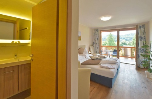 Seeboden Cabaña | Süd - See Komfortzimmer Mirnock mit Balkon - Gästehaus Bärwald