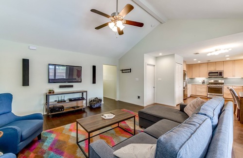 Austin Casa | S. Austin Oasis- HotTub/Pool/Close to Hill Country
