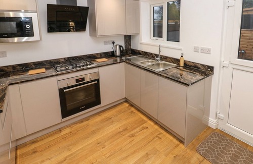 Burry Port Cabaña | S?N Y MÔR, pet friendly, country holiday cottage in Burry Port