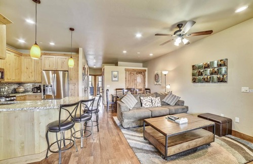 Frisco Condominio | S Off Main #4 2 Bedroom Condo by RedAwning