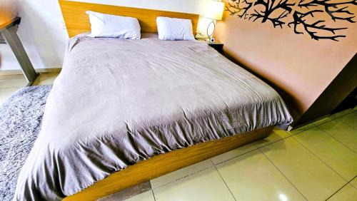 Ciudad López Mateos Apartamento | S01 SUITE CON CAMA KING SIZE Premium Frente al TEC CEM con Cocineta WiFi Balcón Parking Terraza 10