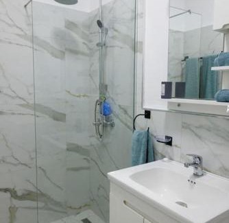 Mbrostar-Urë Apartamento | SAB 1 Cozy Modern Apartment Fier