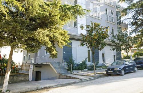 Mbrostar-Urë Apartamento | SAB 1 Cozy Modern Apartment Fier