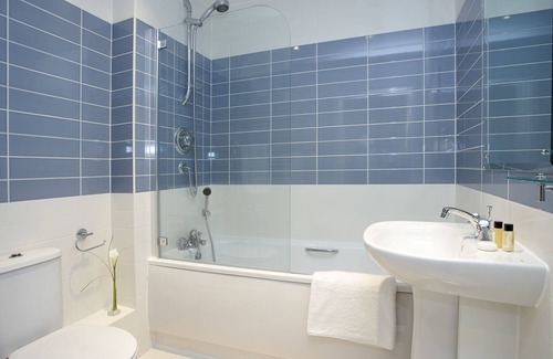 Rushmoor District Hotel | SACO Farnborough - Reading Road