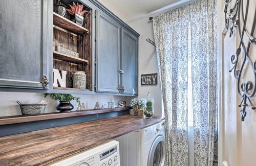 Regency Park Casa | Sacramento Getaway ~ 10 Mi to Dtwn!