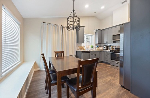Southwestern Sacramento Casa | Sacramento Sanctuary: Modern 3BR Retreat w/ Laundry & Parking